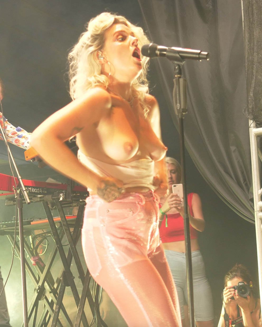 TOVE LO NAKED