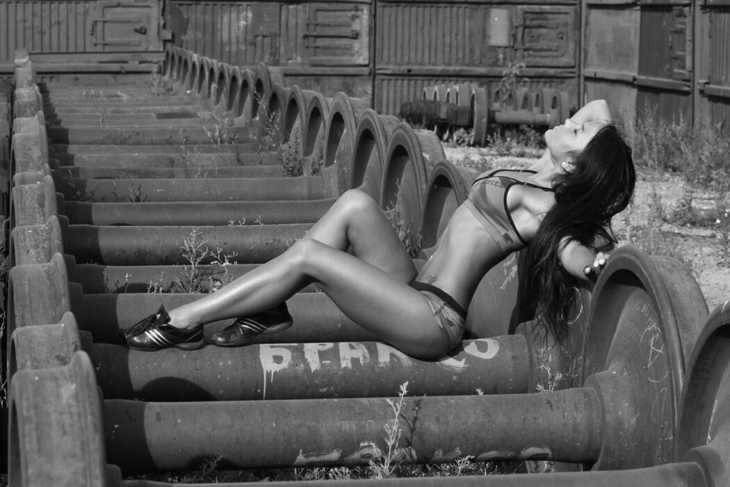 NAKED CRUCIFied GIRLS