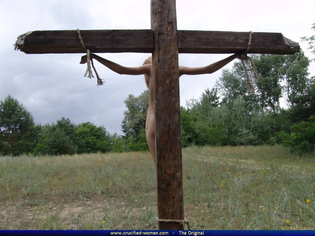 NAKED CRUCIFied GIRLS