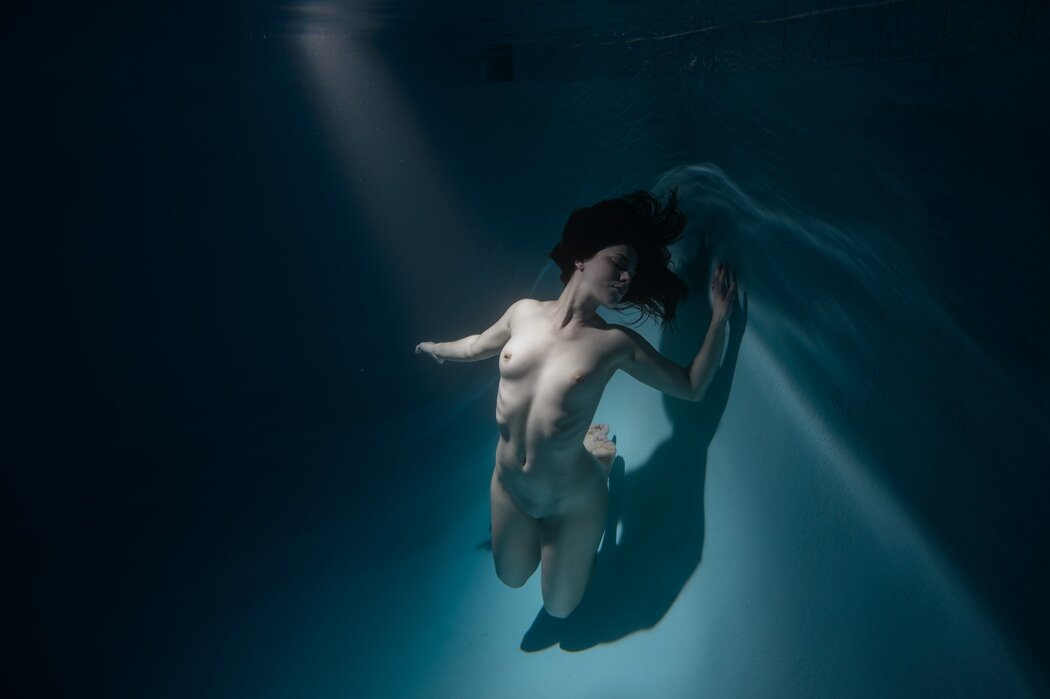 Underwater Tori Nude