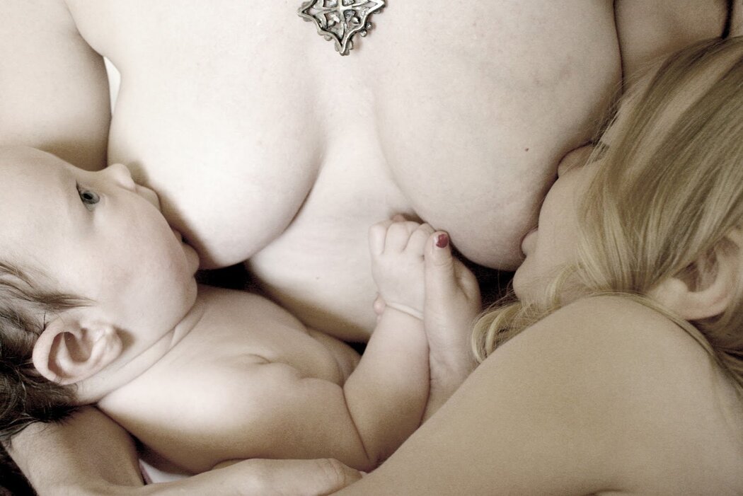 NAKED BREASTFEED