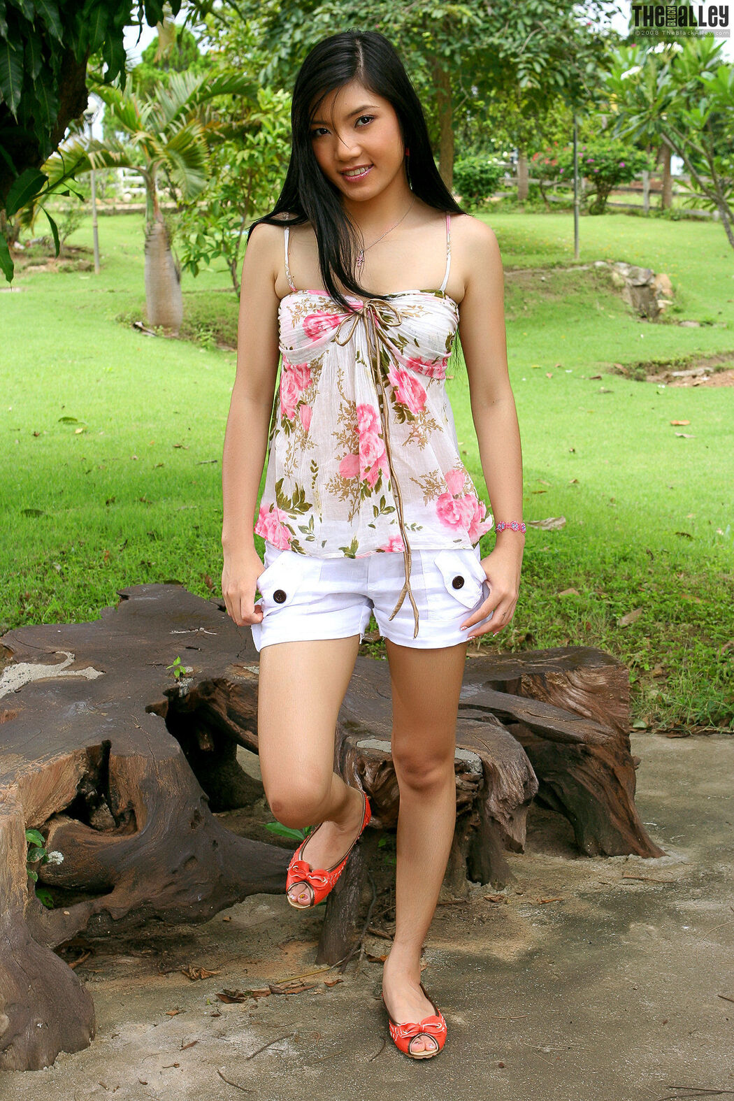[The Black Alley] Vanessa Tang hot pants girl outdoor shot