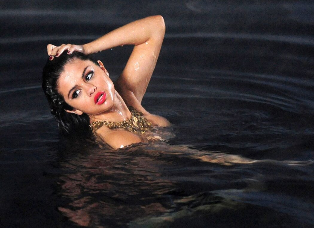 Selena Gomez Hot