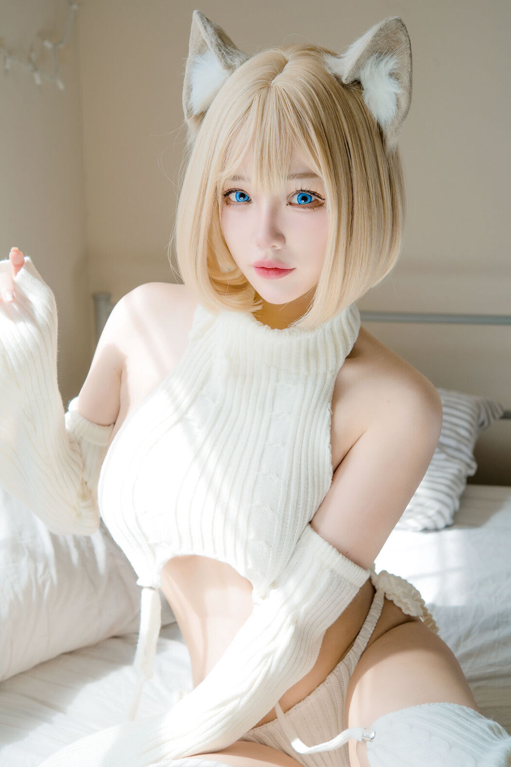 Coser@狐洛洛子 – 慵懒白猫 Cover Photo