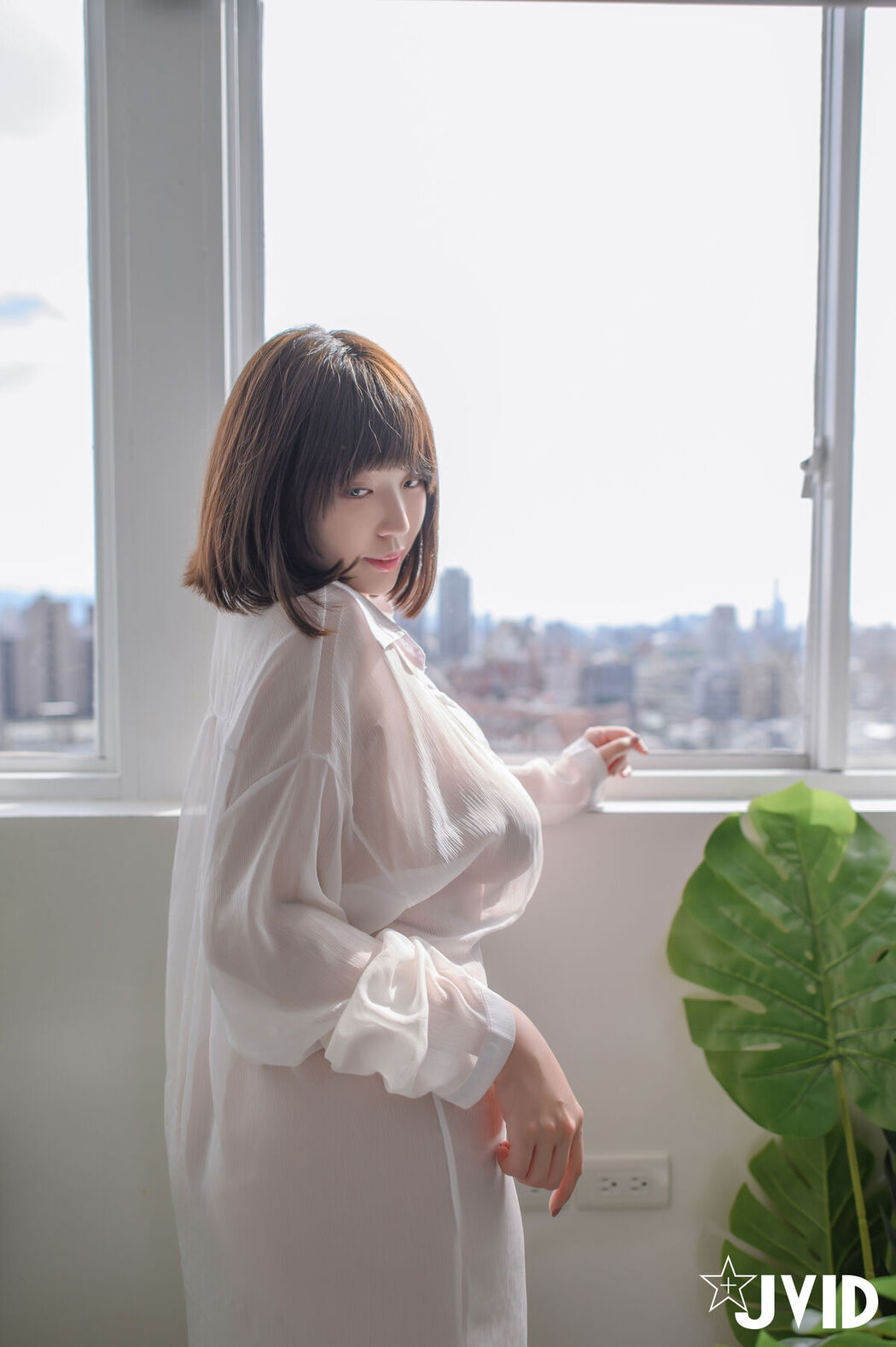 JVID Ruru 茹茹 – H級豪巨乳 寄宿家中的前同事-茹茹 一早醒來就衣衫不整 豪乳在眼前晃的我頭好暈啊