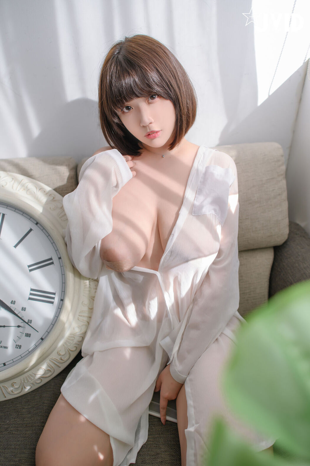 JVID Ruru 茹茹 – H級豪巨乳 寄宿家中的前同事-茹茹 一早醒來就衣衫不整 豪乳在眼前晃的我頭好暈啊