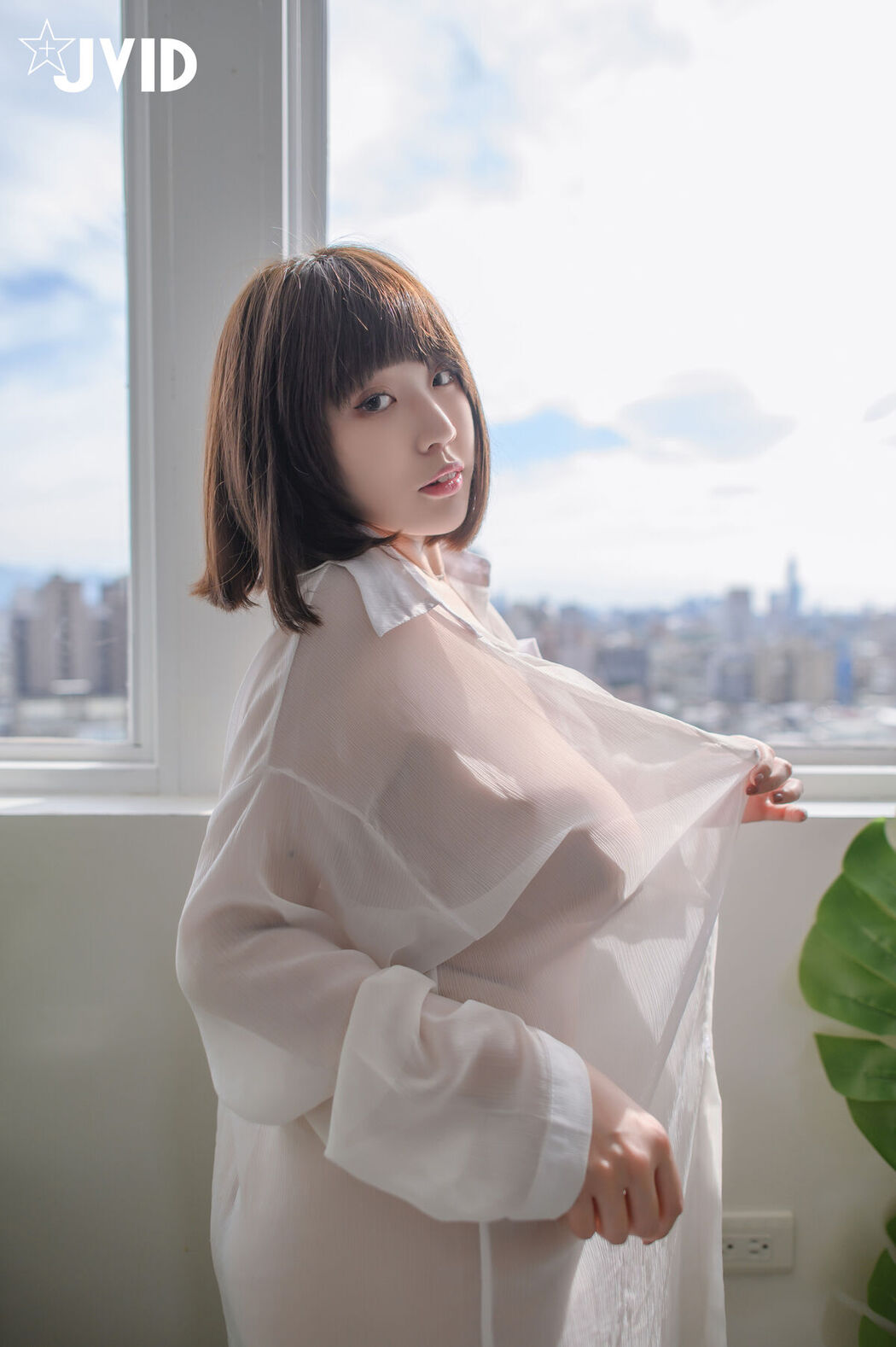 JVID Ruru 茹茹 – H級豪巨乳 寄宿家中的前同事-茹茹 一早醒來就衣衫不整 豪乳在眼前晃的我頭好暈啊