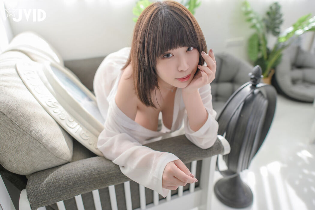 JVID Ruru 茹茹 – H級豪巨乳 寄宿家中的前同事-茹茹 一早醒來就衣衫不整 豪乳在眼前晃的我頭好暈啊