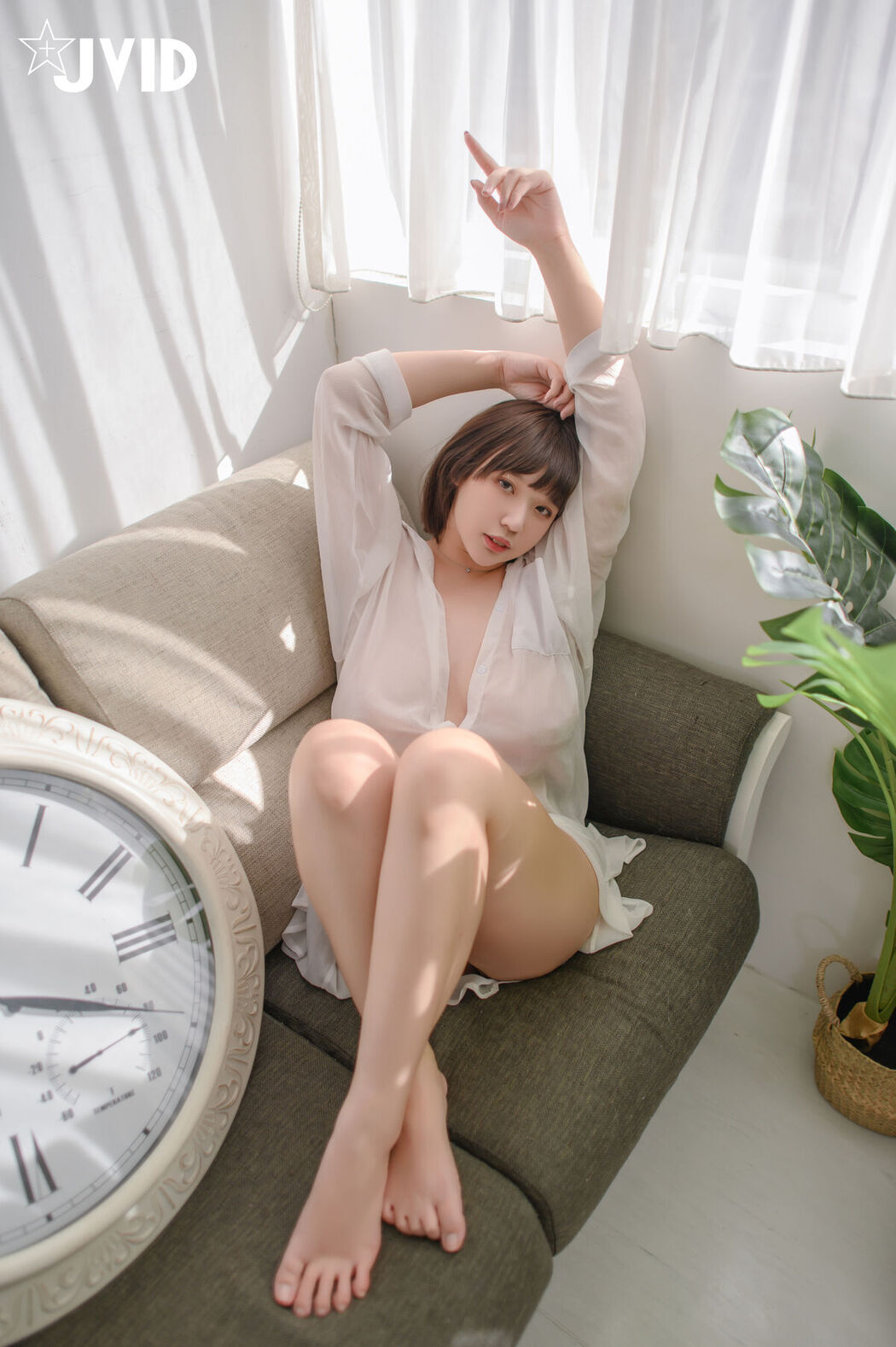 JVID Ruru 茹茹 – H級豪巨乳 寄宿家中的前同事-茹茹 一早醒來就衣衫不整 豪乳在眼前晃的我頭好暈啊