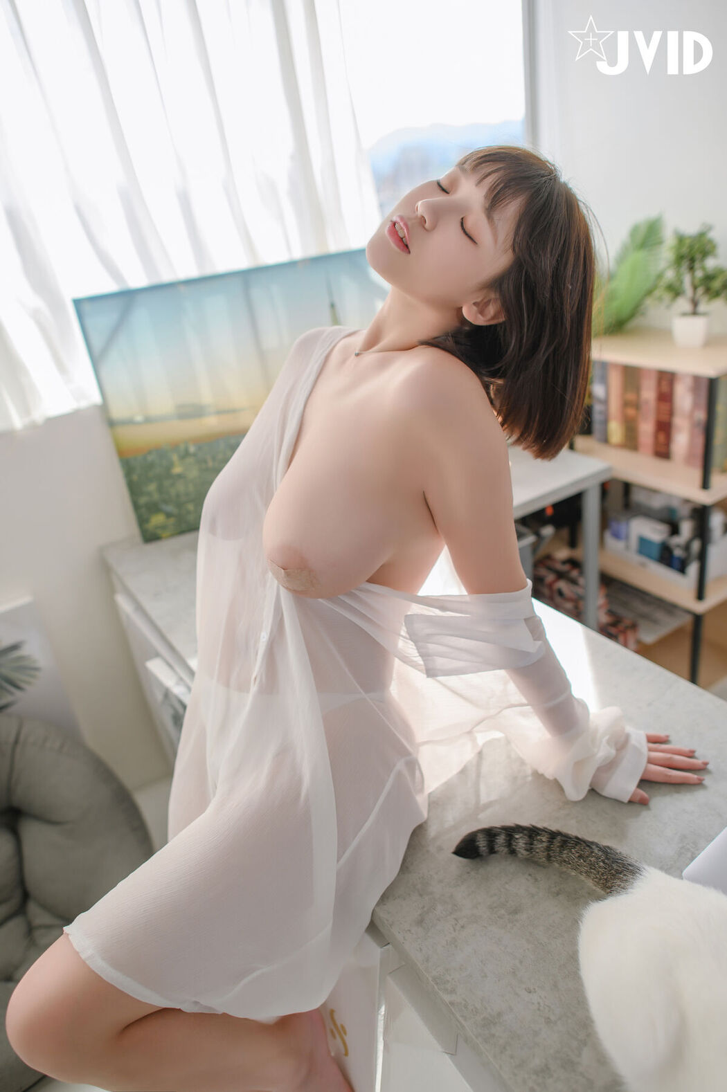 JVID Ruru 茹茹 – H級豪巨乳 寄宿家中的前同事-茹茹 一早醒來就衣衫不整 豪乳在眼前晃的我頭好暈啊