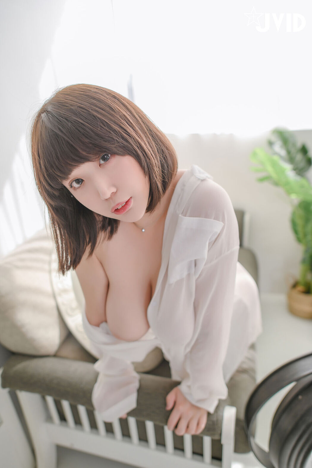 JVID Ruru 茹茹 – H級豪巨乳 寄宿家中的前同事-茹茹 一早醒來就衣衫不整 豪乳在眼前晃的我頭好暈啊