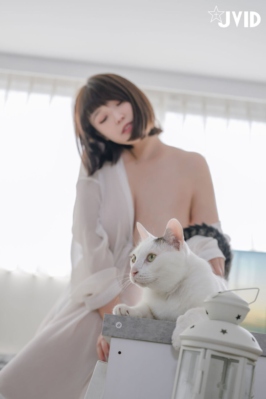 JVID Ruru 茹茹 – H級豪巨乳 寄宿家中的前同事-茹茹 一早醒來就衣衫不整 豪乳在眼前晃的我頭好暈啊