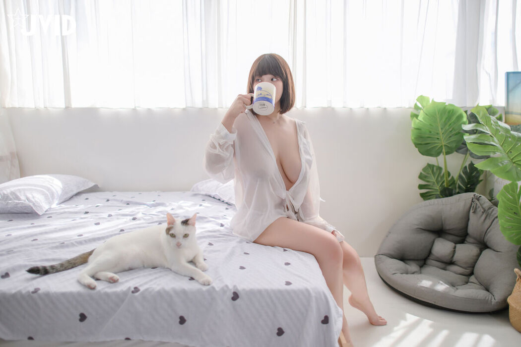 JVID Ruru 茹茹 – H級豪巨乳 寄宿家中的前同事-茹茹 一早醒來就衣衫不整 豪乳在眼前晃的我頭好暈啊