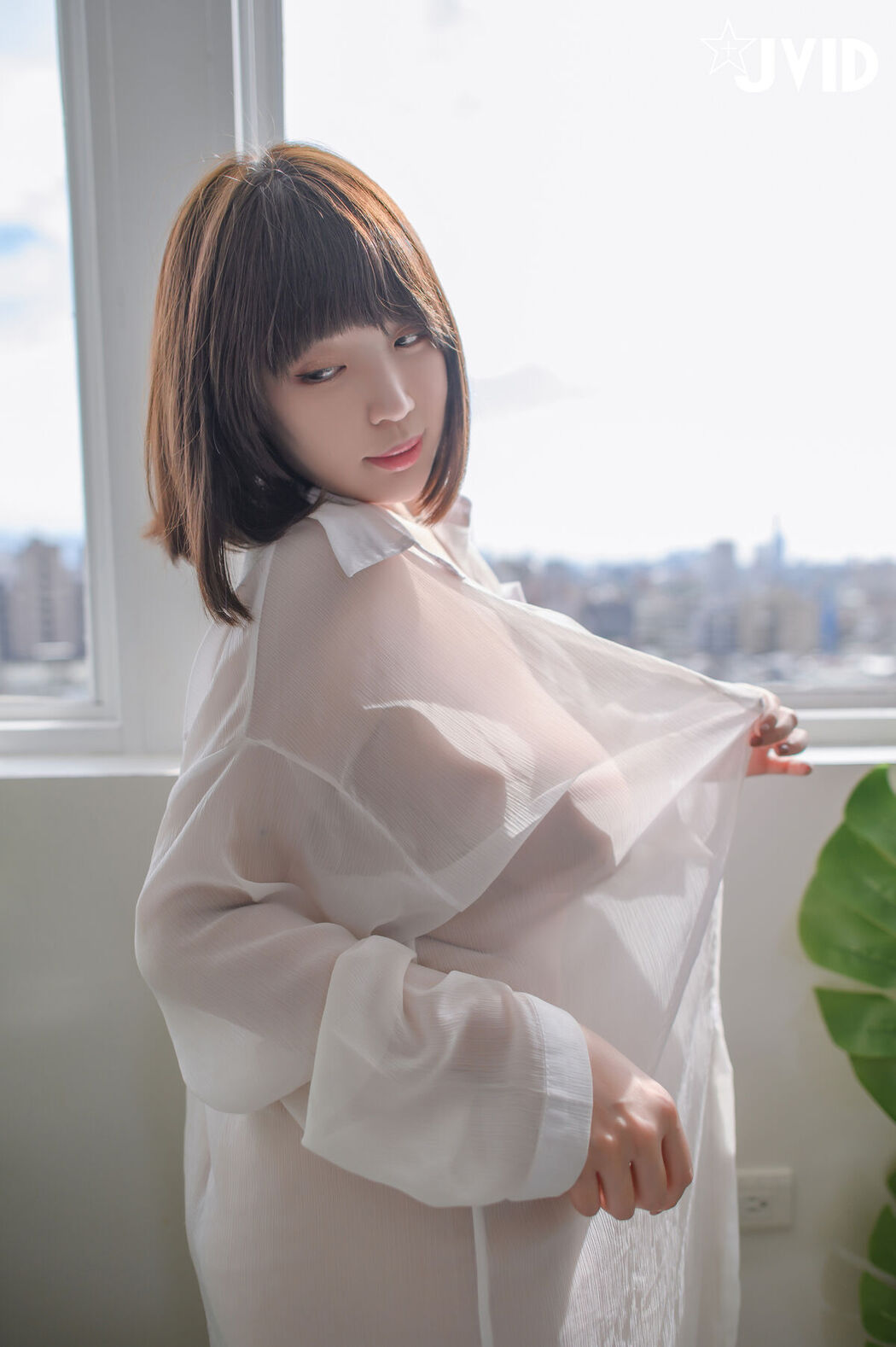 JVID Ruru 茹茹 – H級豪巨乳 寄宿家中的前同事-茹茹 一早醒來就衣衫不整 豪乳在眼前晃的我頭好暈啊