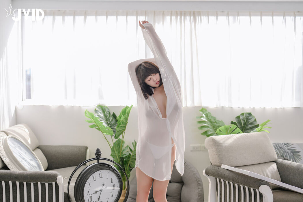 JVID Ruru 茹茹 – H級豪巨乳 寄宿家中的前同事-茹茹 一早醒來就衣衫不整 豪乳在眼前晃的我頭好暈啊