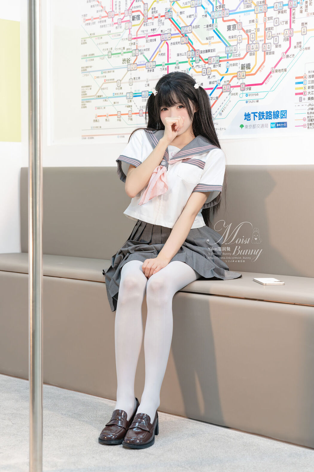 Coser@黏黏团子兔 – 12月作品 地铁萌妹 恋爱循环 Part1