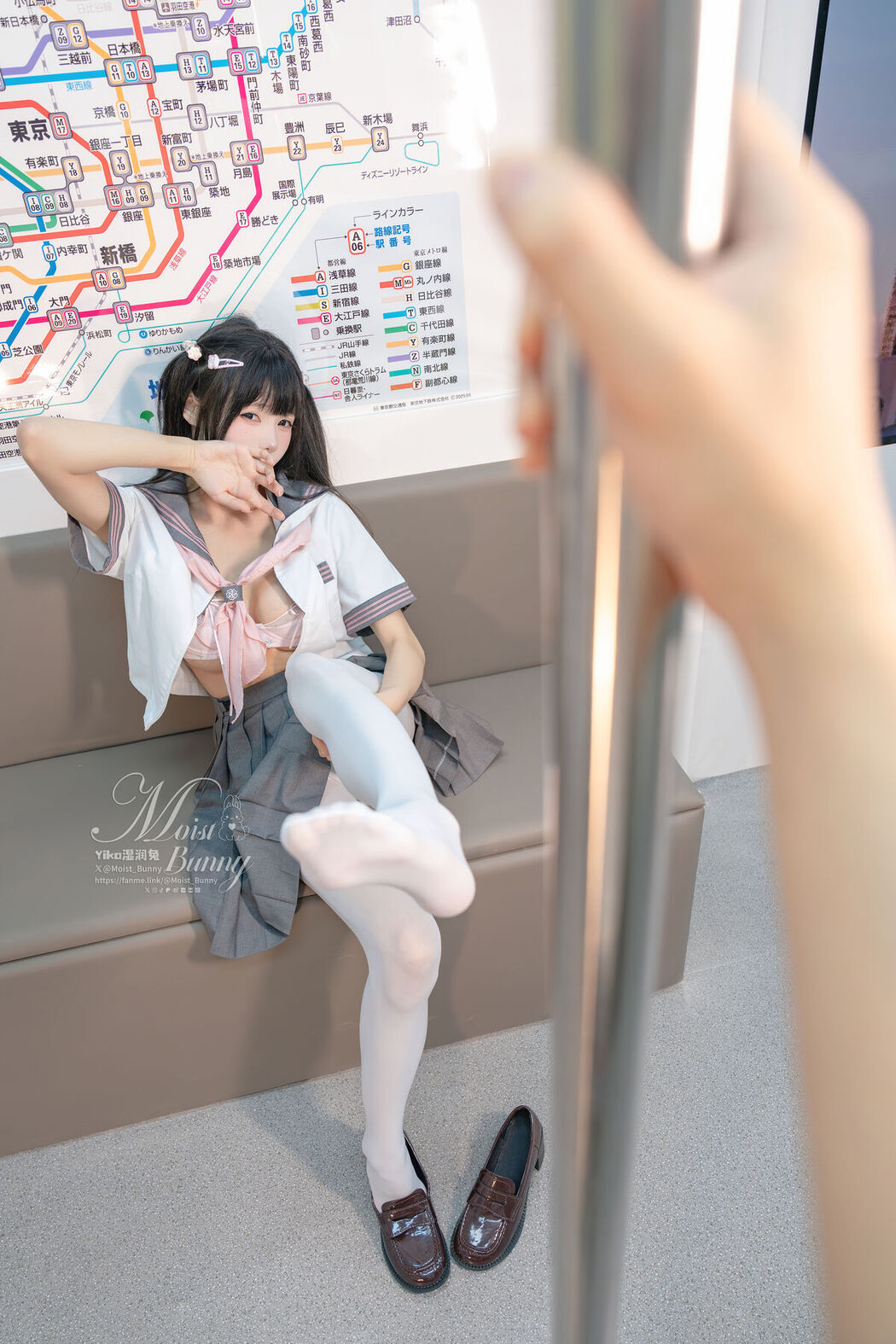 Coser@黏黏团子兔 – 12月作品 地铁萌妹 恋爱循环 Part2