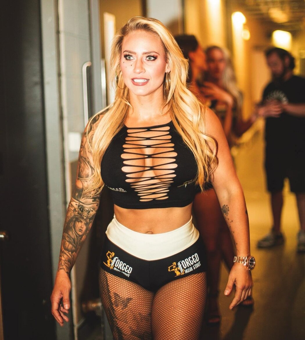 Ebanie Bridges Hot