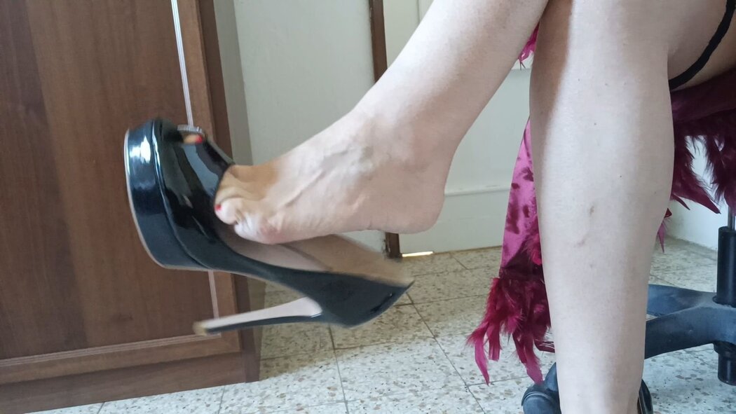 Shoeplay Dangling