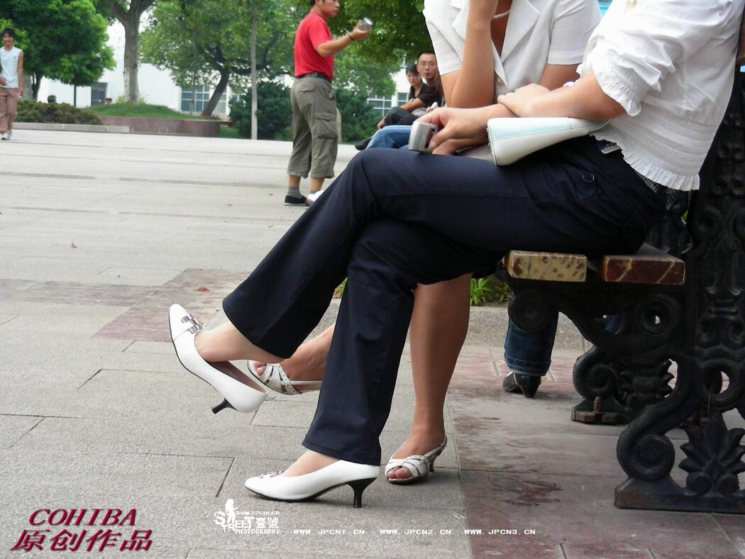 Shoeplay Dangling