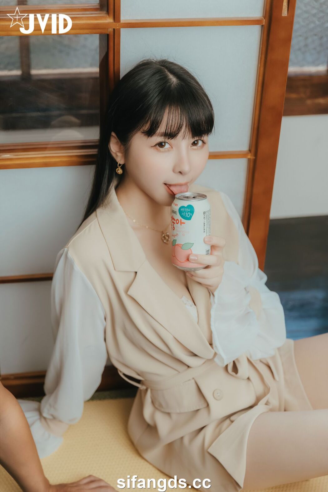 JVID Yue Tai Ni Tiny 月台尼Tiny – 女大生交友不慎被學長們酒後亂性 原本要慶祝Tiny拿到獎學金 現在身上都是獎學 精 Part1