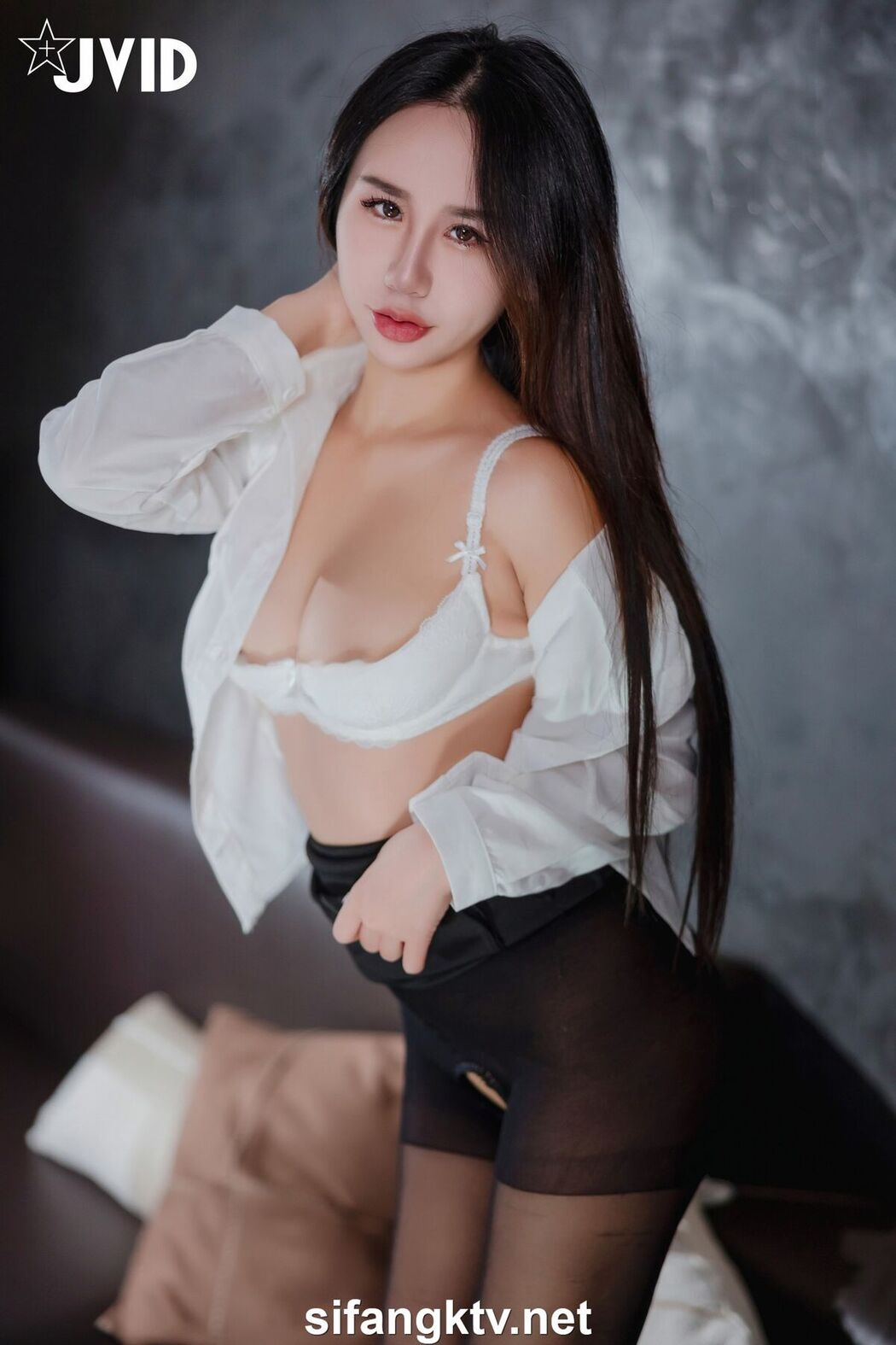 JVID Ying Mu Qing Zi 櫻木晴子 – 賣房賣到客戶的床上 Part1