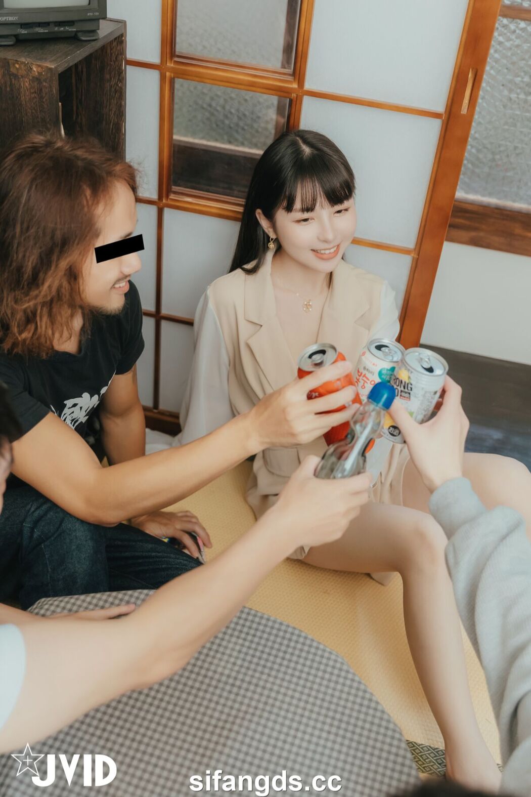 JVID Yue Tai Ni Tiny 月台尼Tiny – 女大生交友不慎被學長們酒後亂性 原本要慶祝Tiny拿到獎學金 現在身上都是獎學 精 Part1