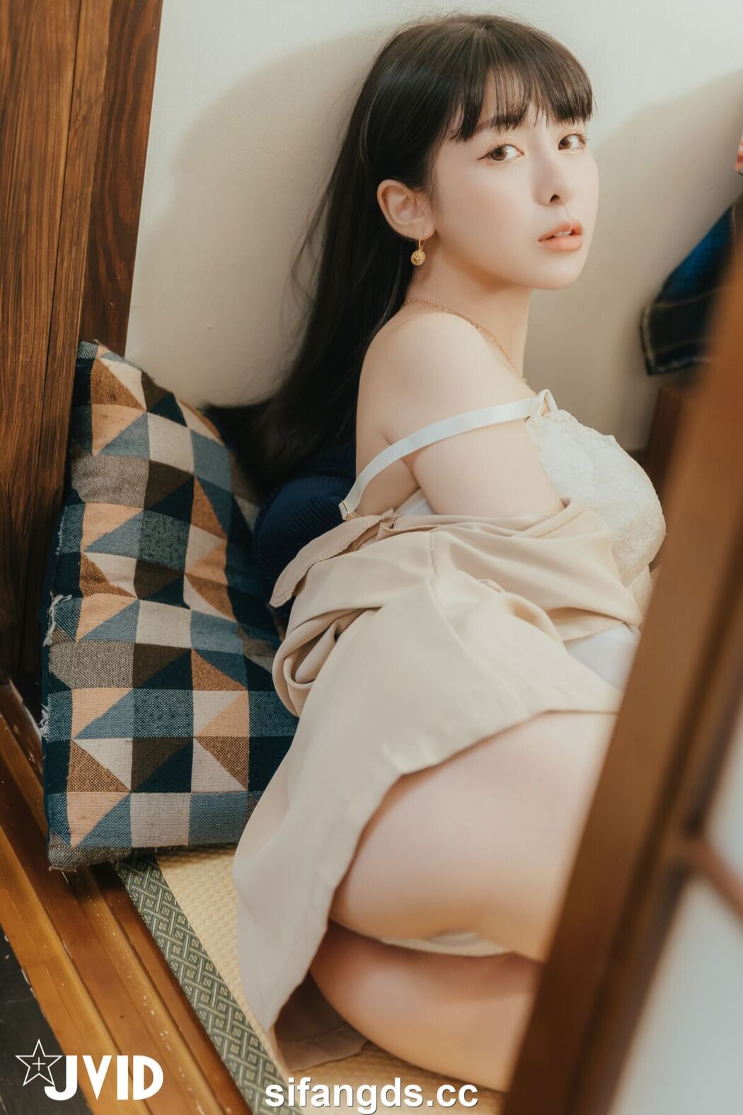 JVID Yue Tai Ni Tiny 月台尼Tiny – 女大生交友不慎被學長們酒後亂性 原本要慶祝Tiny拿到獎學金 現在身上都是獎學 精 Part1