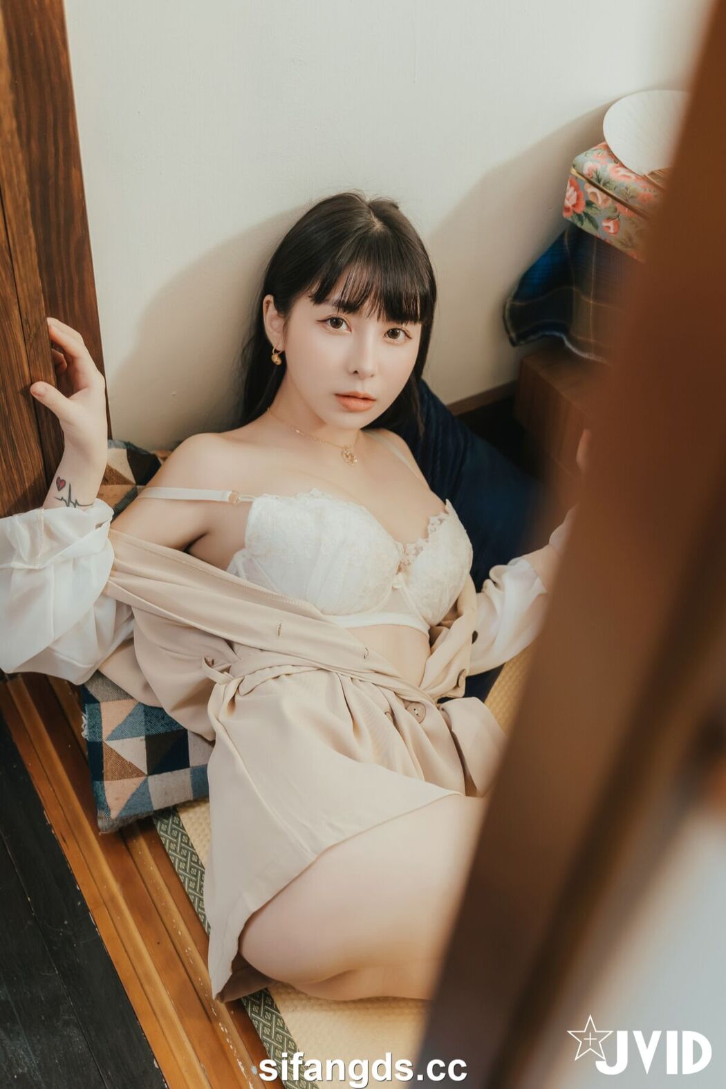 JVID Yue Tai Ni Tiny 月台尼Tiny – 女大生交友不慎被學長們酒後亂性 原本要慶祝Tiny拿到獎學金 現在身上都是獎學 精 Part1