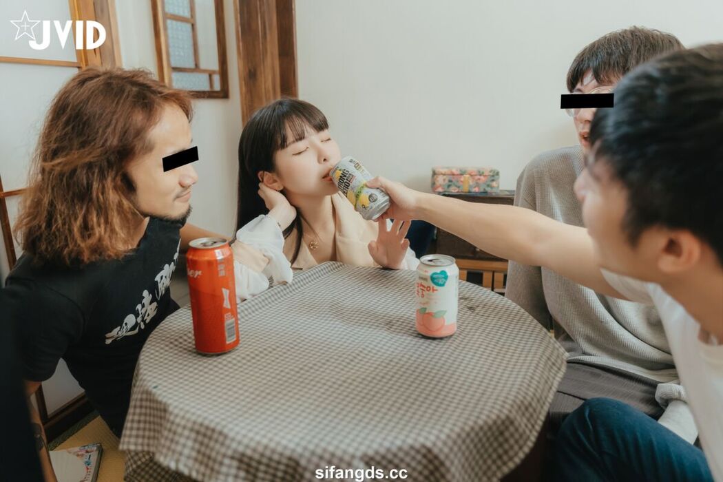 JVID Yue Tai Ni Tiny 月台尼Tiny – 女大生交友不慎被學長們酒後亂性 原本要慶祝Tiny拿到獎學金 現在身上都是獎學 精 Part1