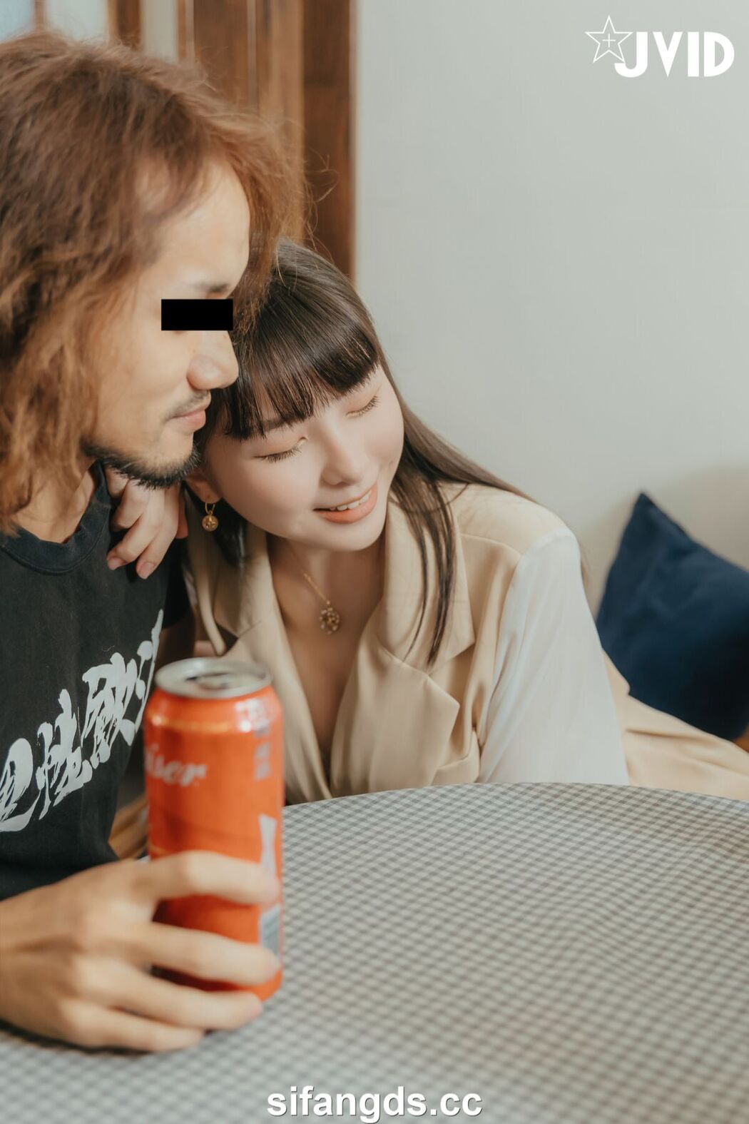 JVID Yue Tai Ni Tiny 月台尼Tiny – 女大生交友不慎被學長們酒後亂性 原本要慶祝Tiny拿到獎學金 現在身上都是獎學 精 Part1