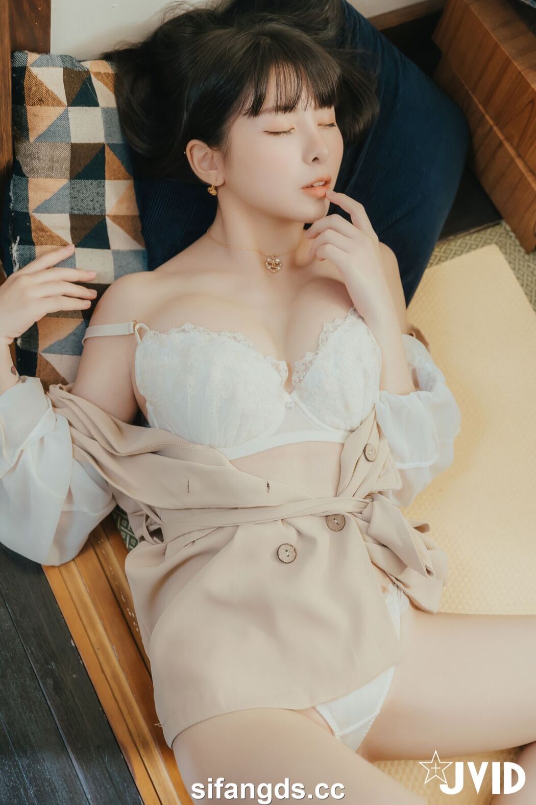 JVID Yue Tai Ni Tiny 月台尼Tiny – 女大生交友不慎被學長們酒後亂性 原本要慶祝Tiny拿到獎學金 現在身上都是獎學 精 Part1
