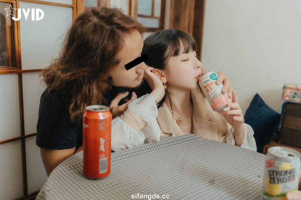 JVID Yue Tai Ni Tiny 月台尼Tiny – 女大生交友不慎被學長們酒後亂性 原本要慶祝Tiny拿到獎學金 現在身上都是獎學 精 Part1