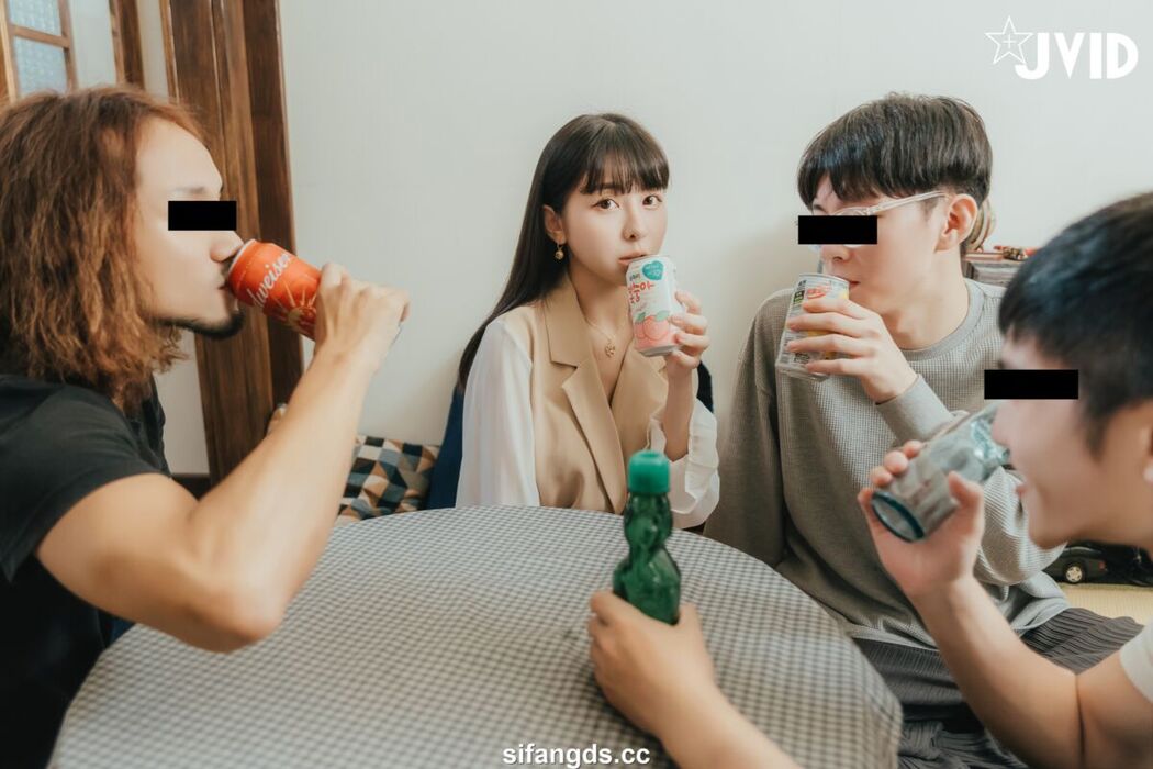 JVID Yue Tai Ni Tiny 月台尼Tiny – 女大生交友不慎被學長們酒後亂性 原本要慶祝Tiny拿到獎學金 現在身上都是獎學 精 Part1