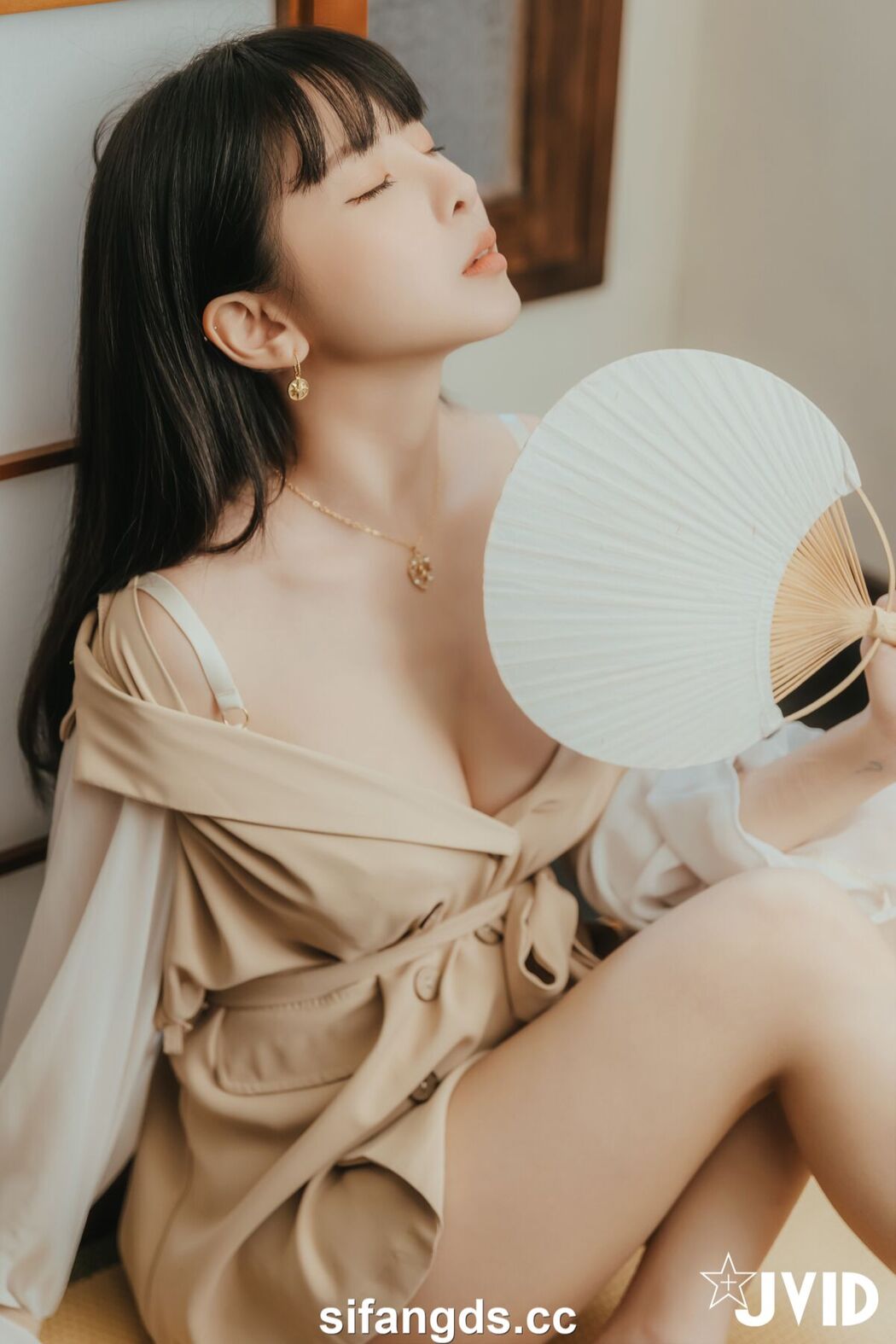 JVID Yue Tai Ni Tiny 月台尼Tiny – 女大生交友不慎被學長們酒後亂性 原本要慶祝Tiny拿到獎學金 現在身上都是獎學 精 Part1