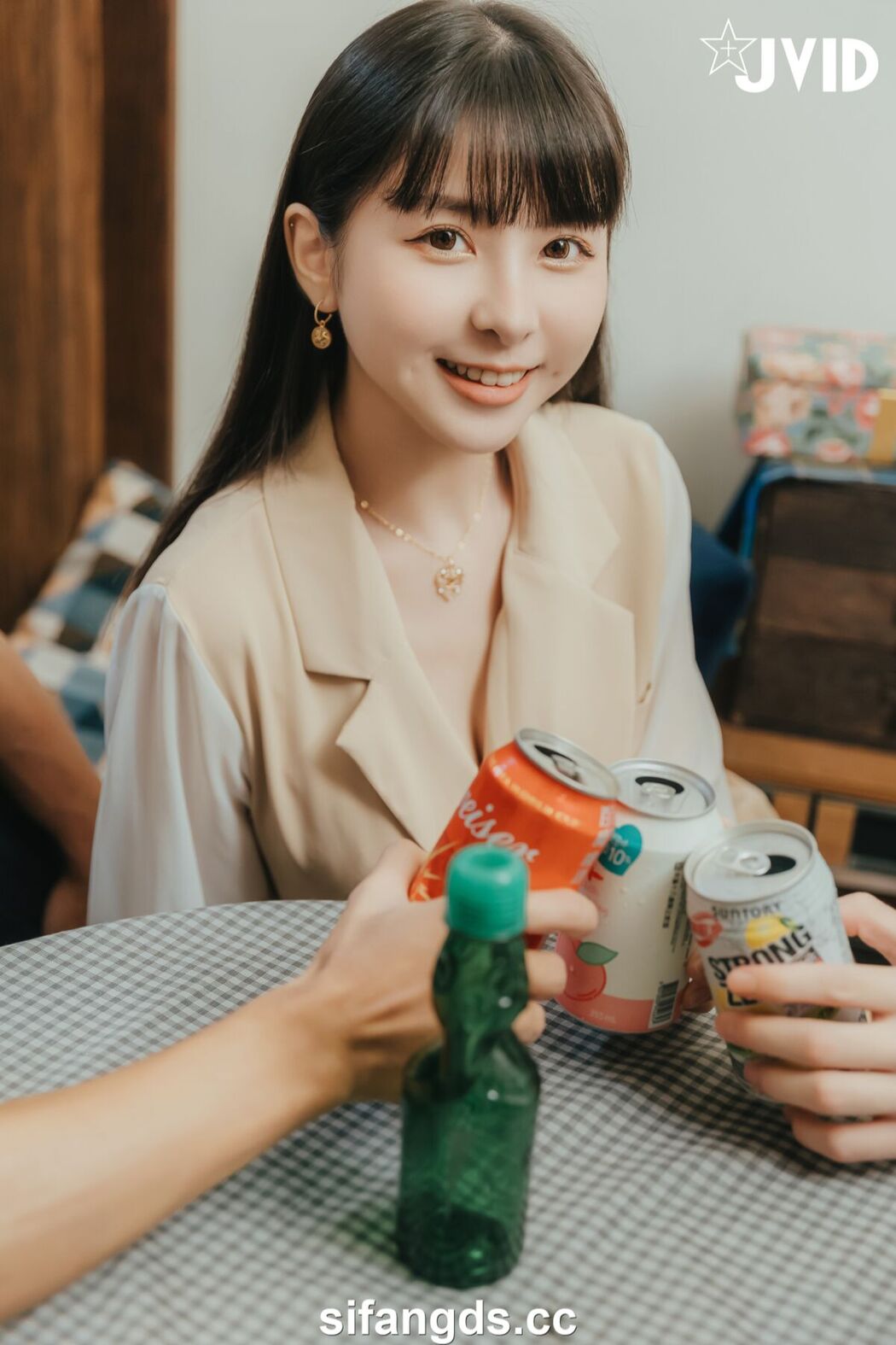 JVID Yue Tai Ni Tiny 月台尼Tiny – 女大生交友不慎被學長們酒後亂性 原本要慶祝Tiny拿到獎學金 現在身上都是獎學 精 Part1