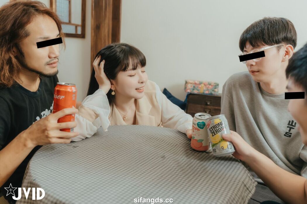 JVID Yue Tai Ni Tiny 月台尼Tiny – 女大生交友不慎被學長們酒後亂性 原本要慶祝Tiny拿到獎學金 現在身上都是獎學 精 Part1