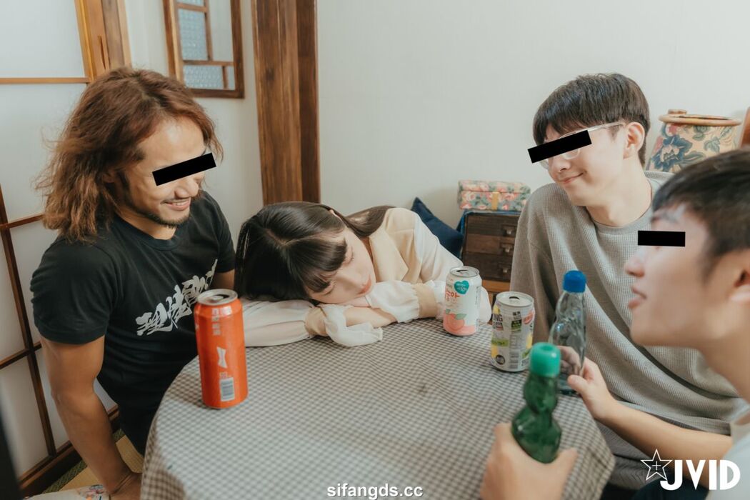 JVID Yue Tai Ni Tiny 月台尼Tiny – 女大生交友不慎被學長們酒後亂性 原本要慶祝Tiny拿到獎學金 現在身上都是獎學 精 Part1