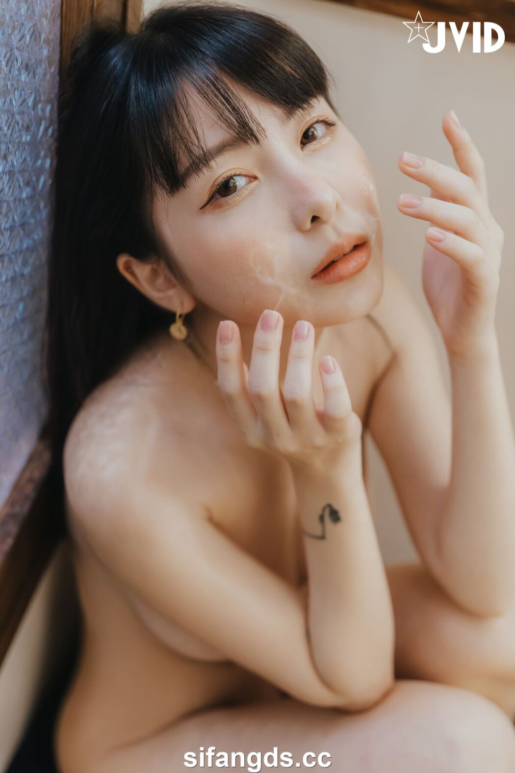 JVID Yue Tai Ni Tiny 月台尼Tiny – 女大生交友不慎被學長們酒後亂性 原本要慶祝Tiny拿到獎學金 現在身上都是獎學 精 Part2