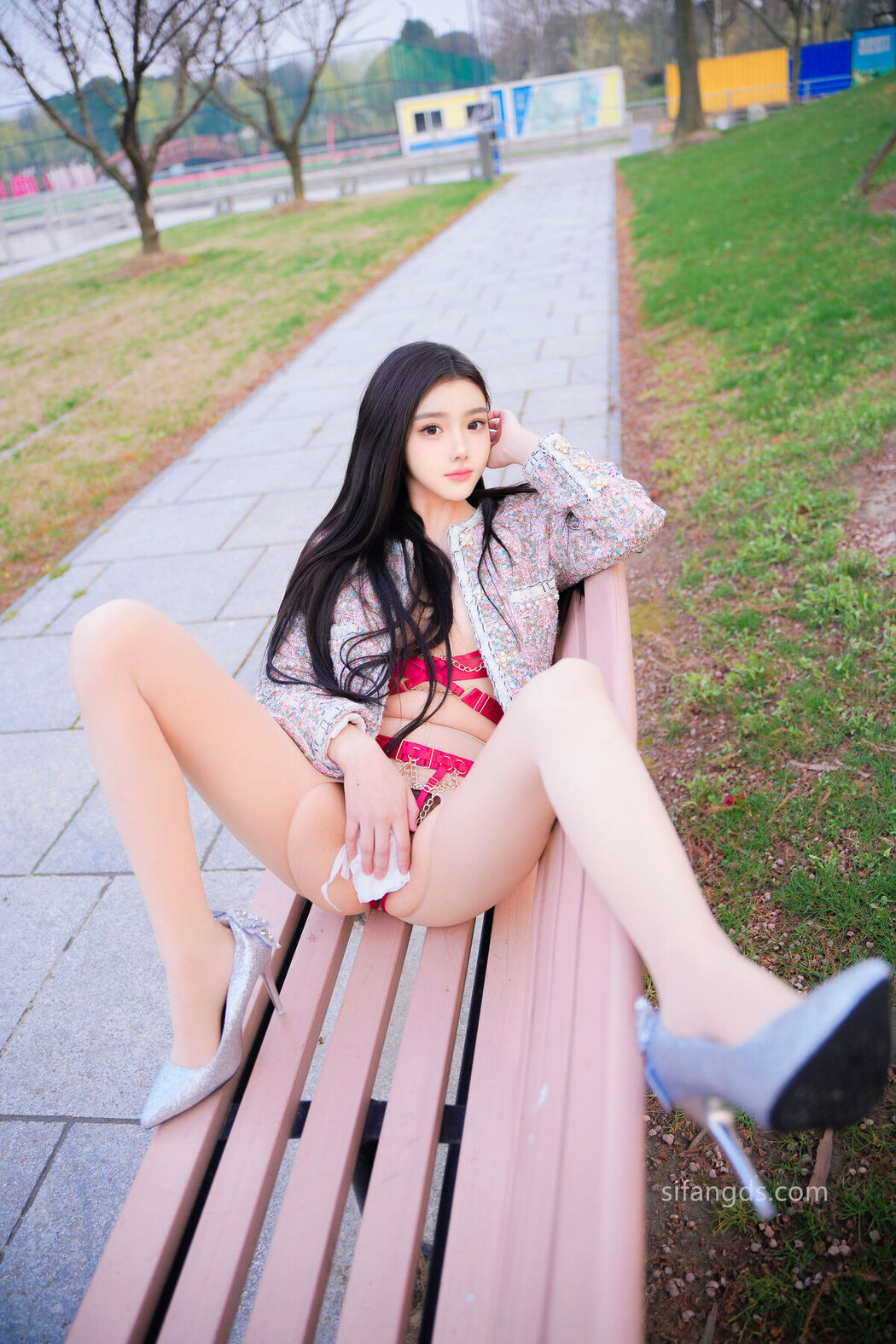 XR Uncensored Long Xue Er 龙雪儿 – R18 清纯女神 最新户外公园露出