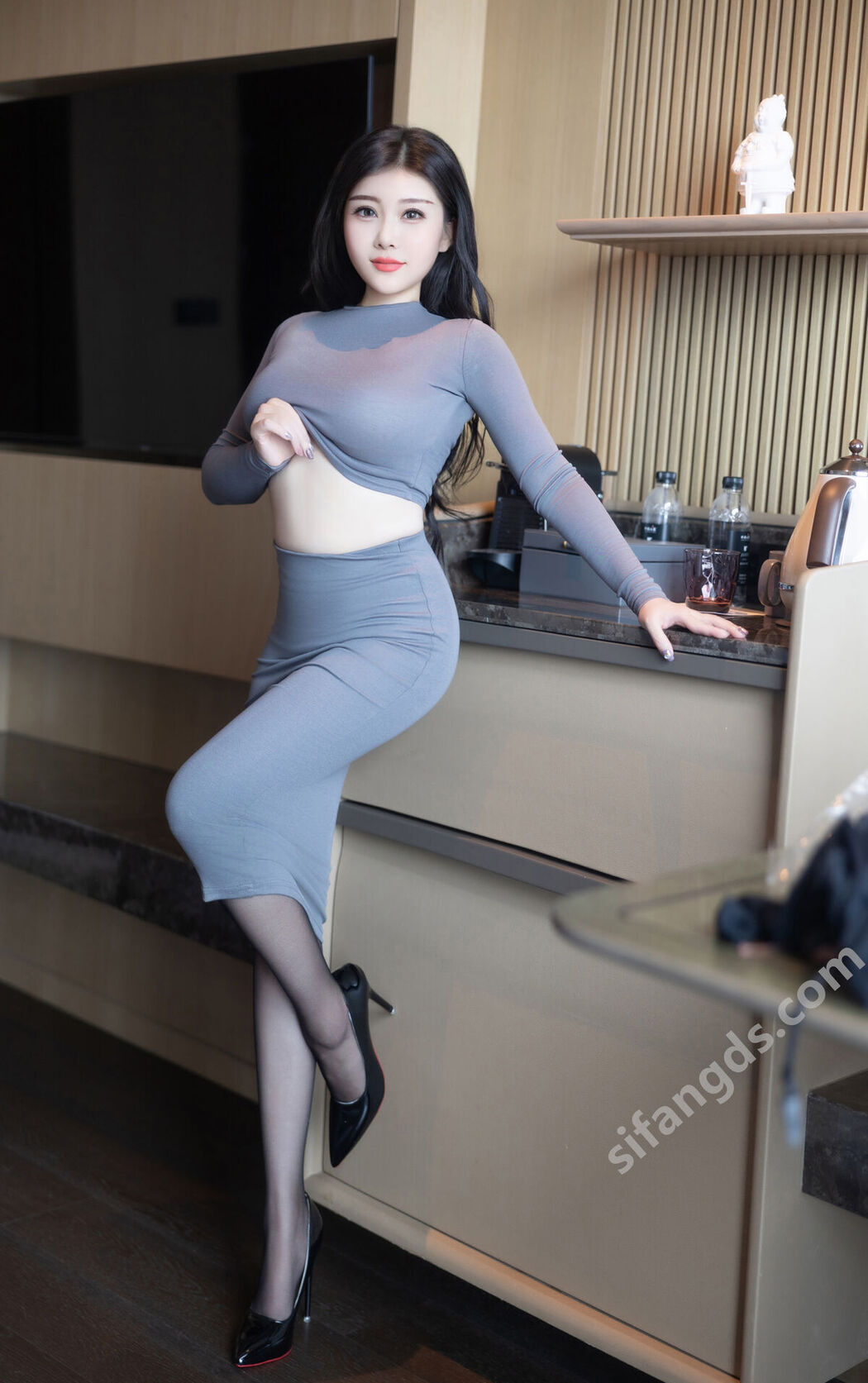 XR Uncensored Bai Jie Bessie 白洁Bessie – R18 秀人网模特 哺乳期黑丝紧身裙