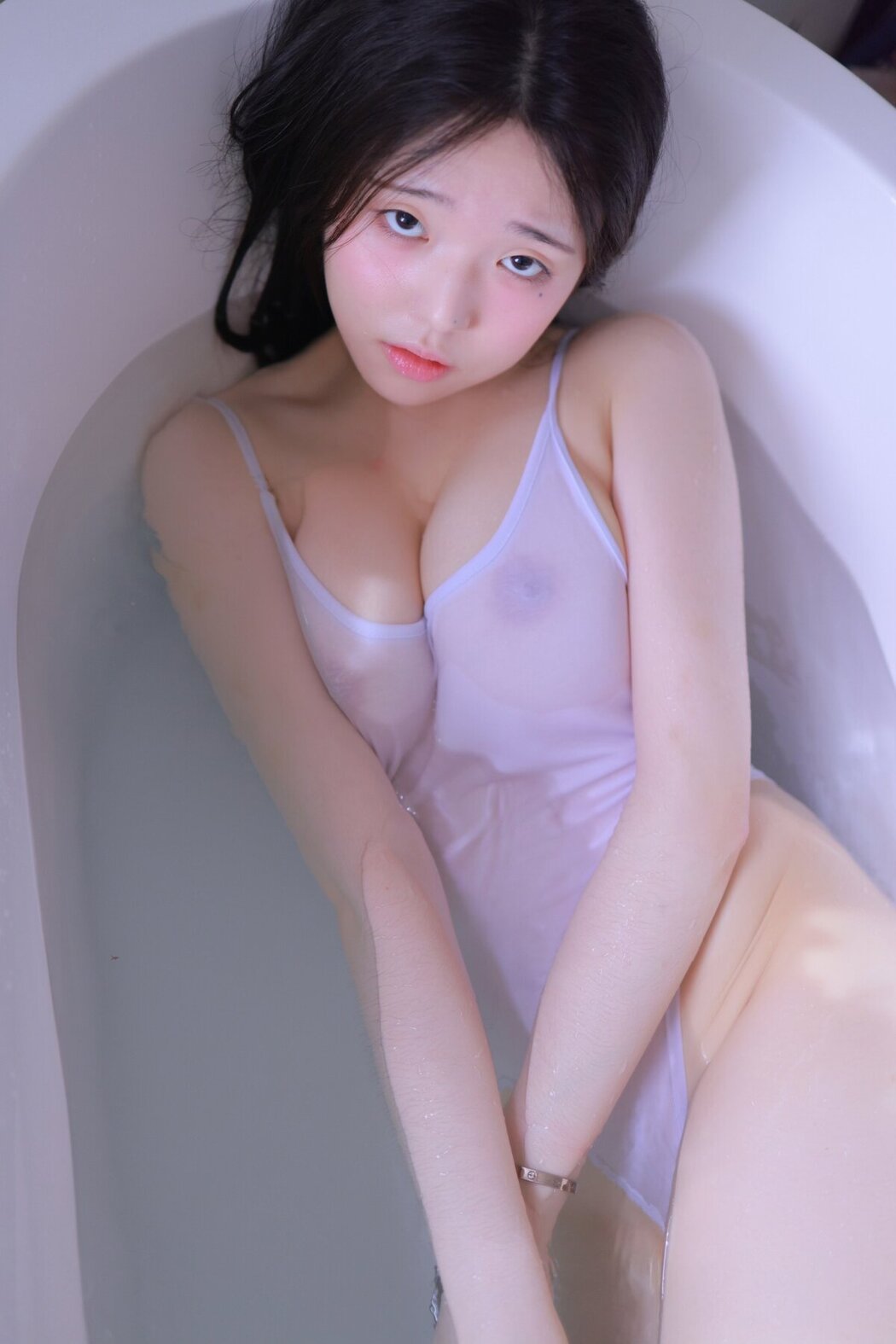 Yeon Woo 연우 – Bath Tub C