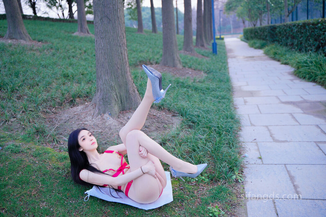 XR Uncensored Long Xue Er 龙雪儿 – R18 清纯女神 最新户外公园露出
