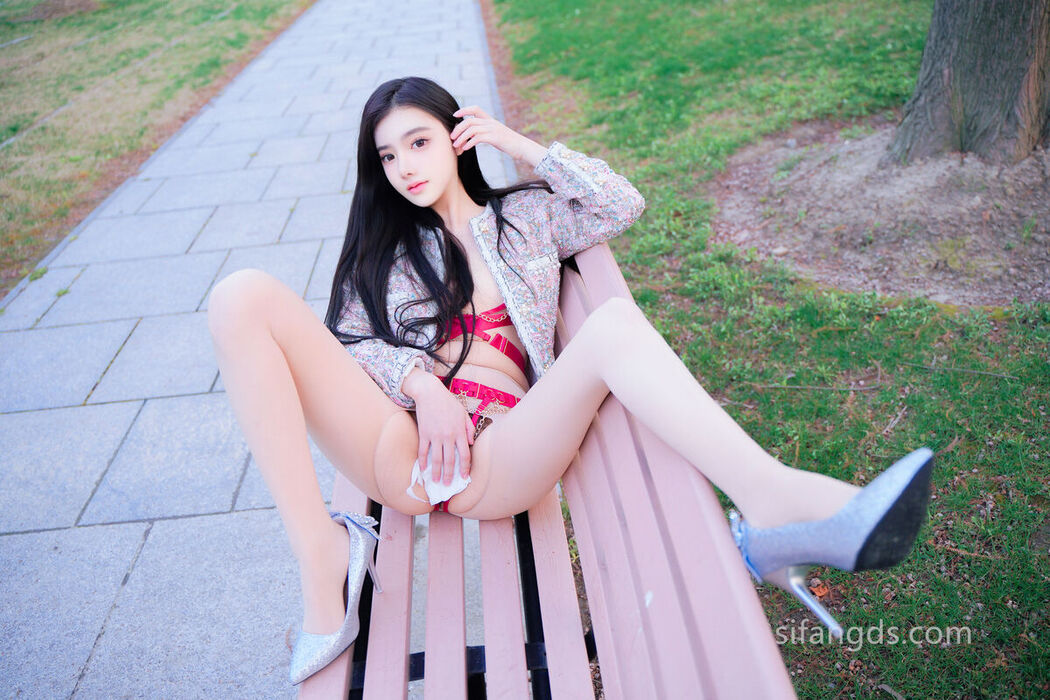 XR Uncensored Long Xue Er 龙雪儿 – R18 清纯女神 最新户外公园露出