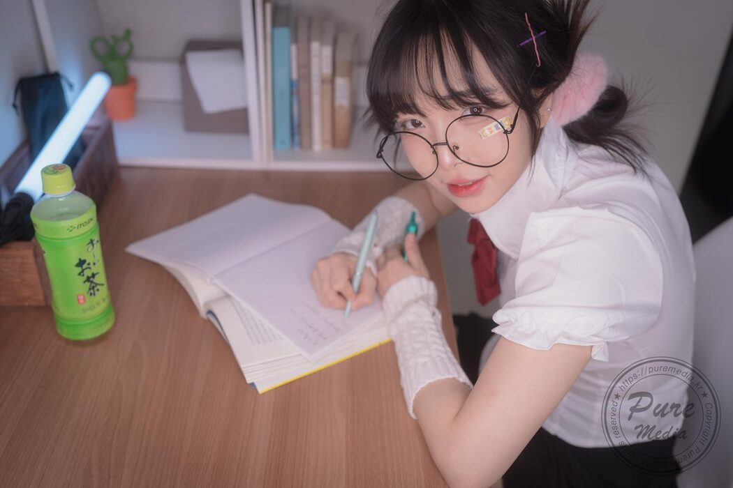 PureMedia Vol.276 Jelly 젤리 – Girl Trapped In A Rooftop Room Part1