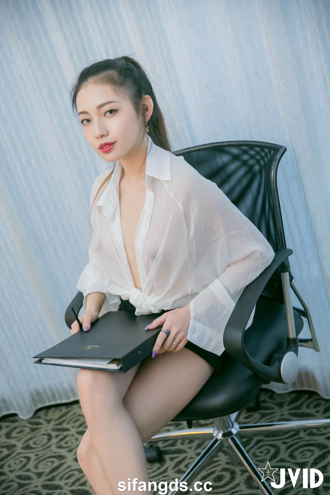JVID 夏暮光 And Li Yan 黎妍 – 在老闆面前_被冷酷女上司性騷擾成俘虜的新人OL Part2