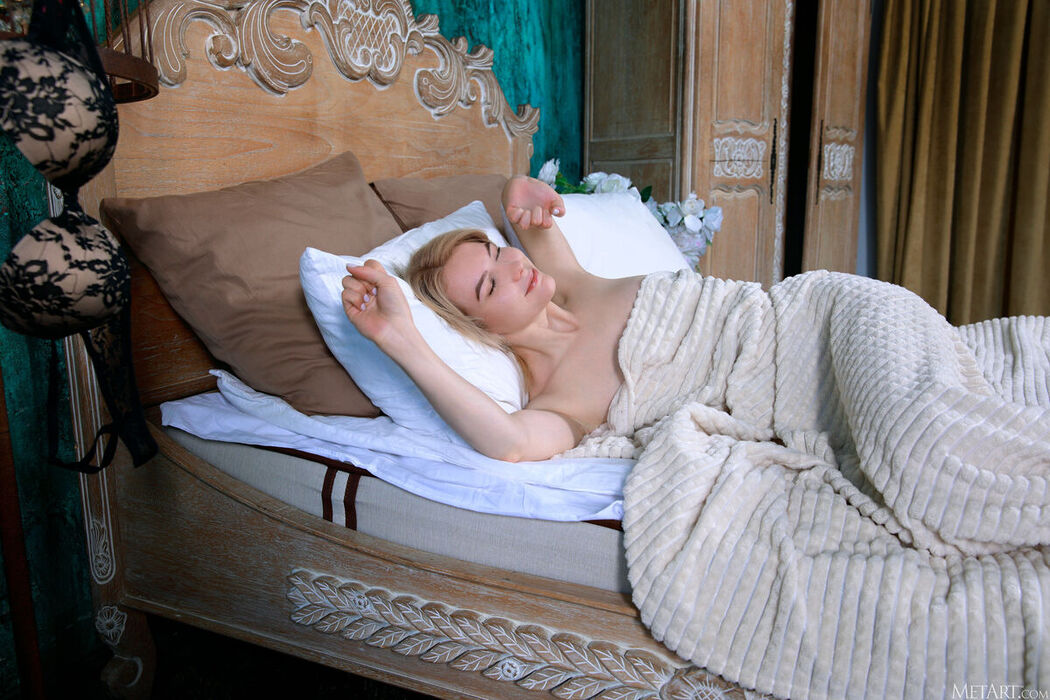 MetArt Polly White &#8211; Waking Up Part1