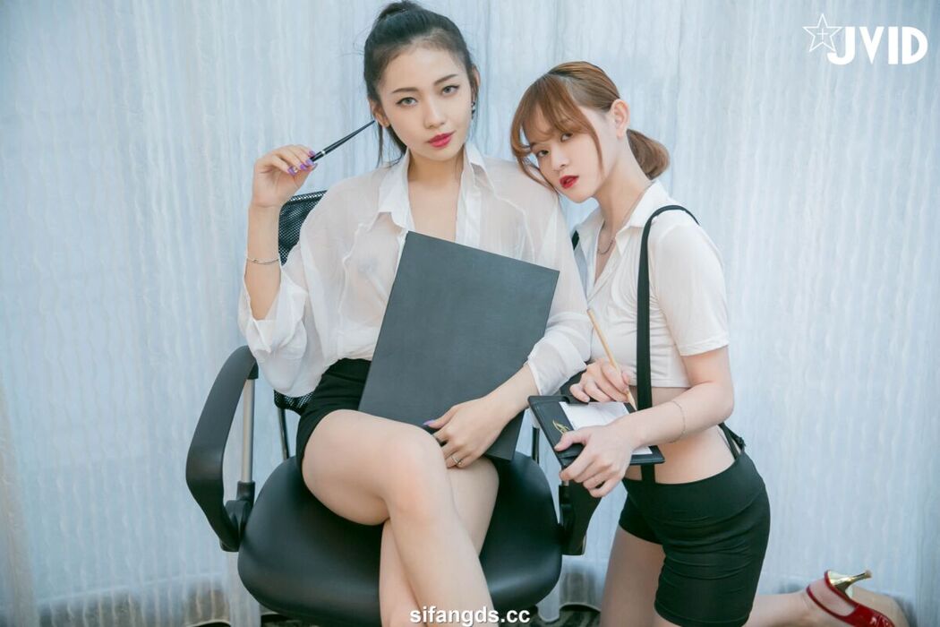 JVID 夏暮光 And Li Yan 黎妍 – 在老闆面前_被冷酷女上司性騷擾成俘虜的新人OL Part1