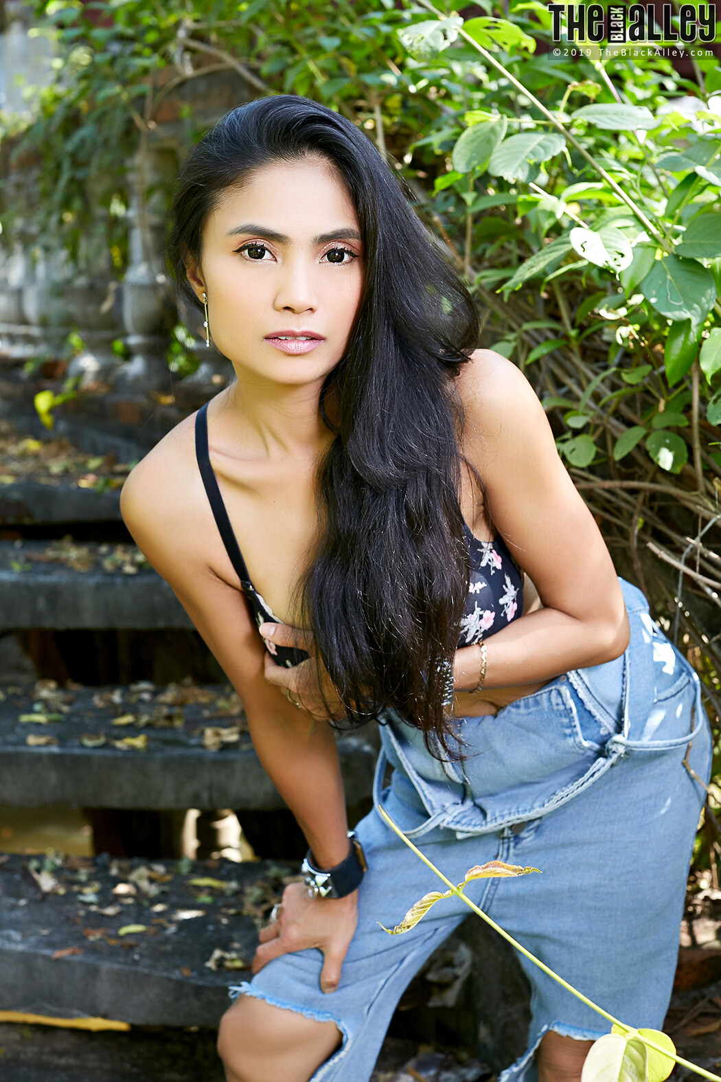 Leah The Black Alley Photobook Set.01