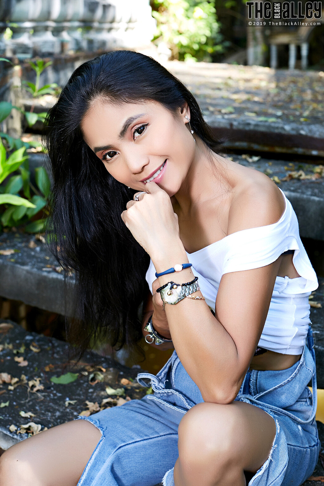 Leah The Black Alley Photobook Set.01